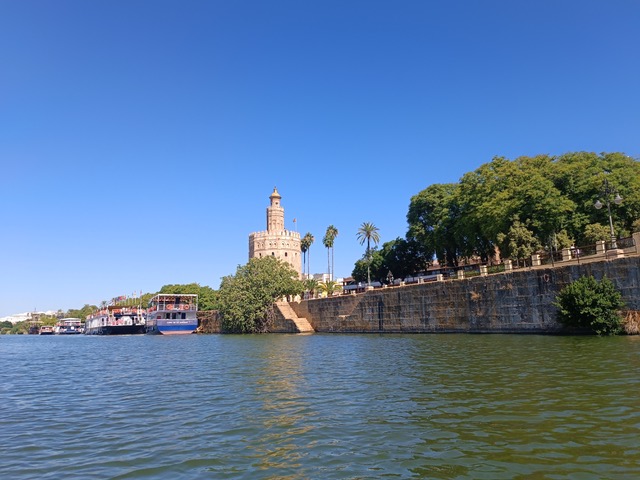 Torre de Oro with riverboats in the background. Photo © Karethe Linaae